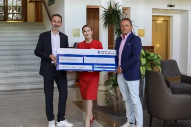 Scheckübergabe für die Spende in der Höhe von CHF 35000 vom Direktor des Kempinski an das SRK Graubünden