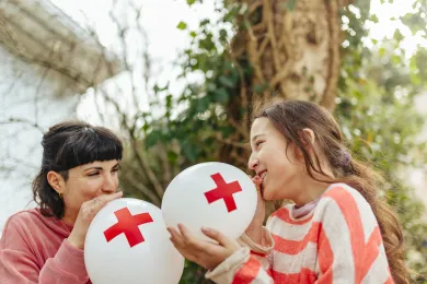 Eine Frau und ein Kind mit Ballonen
