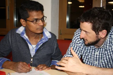 Freiwilliger eins zu eins betreut einen jungen Mann