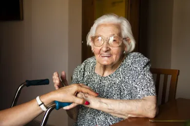 Betagte Frau im Rollstuhl