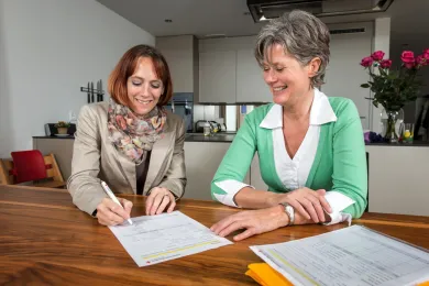 Ponte Freiwillige im Gespräch mit pflegender Angehöriger