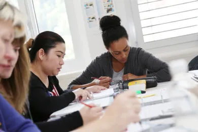 Junge Frauen in einem SRK-Kurs