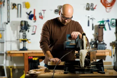 Handwerker an Maschine
