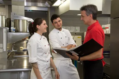 leute_in_Kueche_im_gespraech