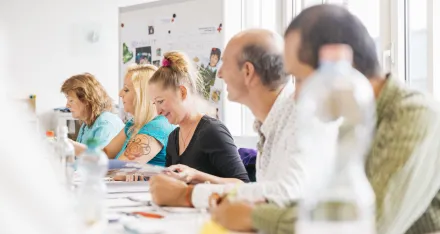 Eine Gruppe von Personen, die an einem Kurs des SRK GR teilnehmen.