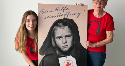 Janina mit Spendenplakat