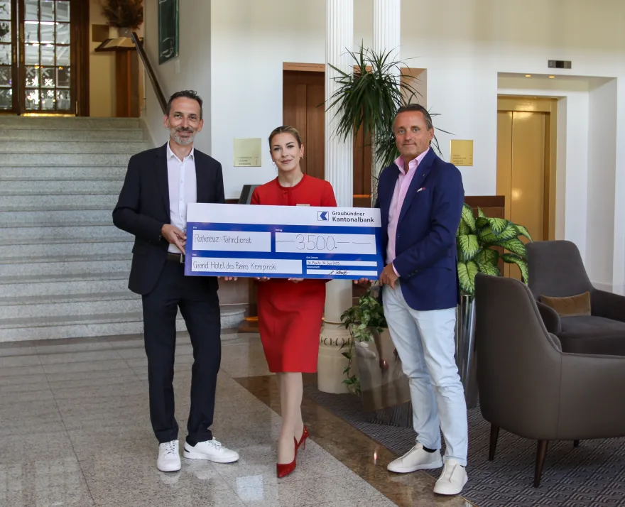 Scheckübergabe für die Spende in der Höhe von CHF 35000 vom Direktor des Kempinski an das SRK Graubünden