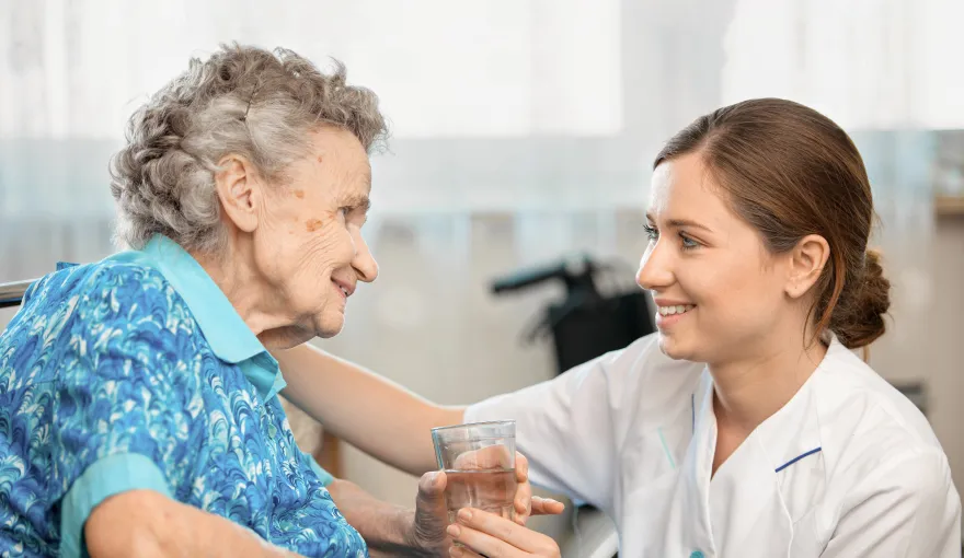 Pflegehelfende die eine ältere Dame betreut