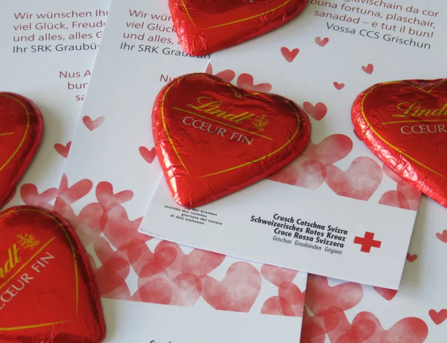 Schoggi-Herzen und Begleitkarten für den Tag der Kranken