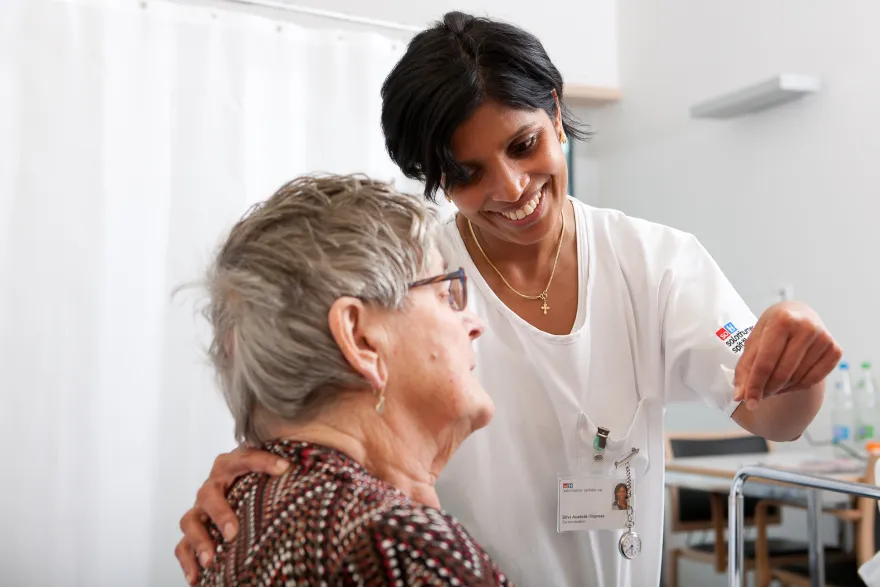 Spitex-Pflegerin bei Patientin