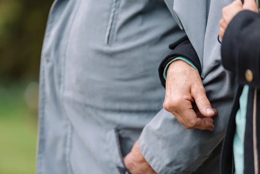 Zwei Personen die sich stützen