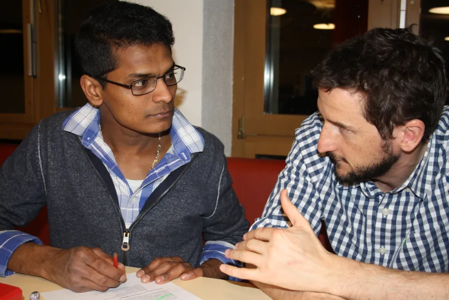 Freiwilliger eins zu eins betreut einen jungen Mann