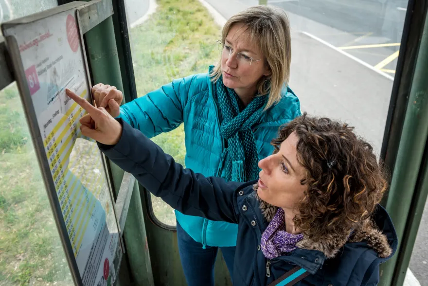 Ergotherapeutin mit Klientin beim Billet-Automaten