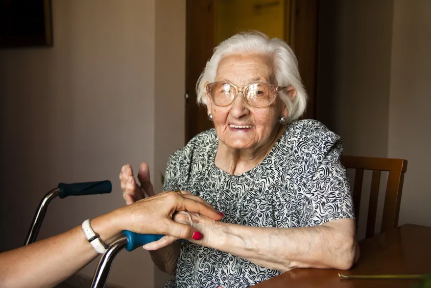 Betagte Frau im Rollstuhl