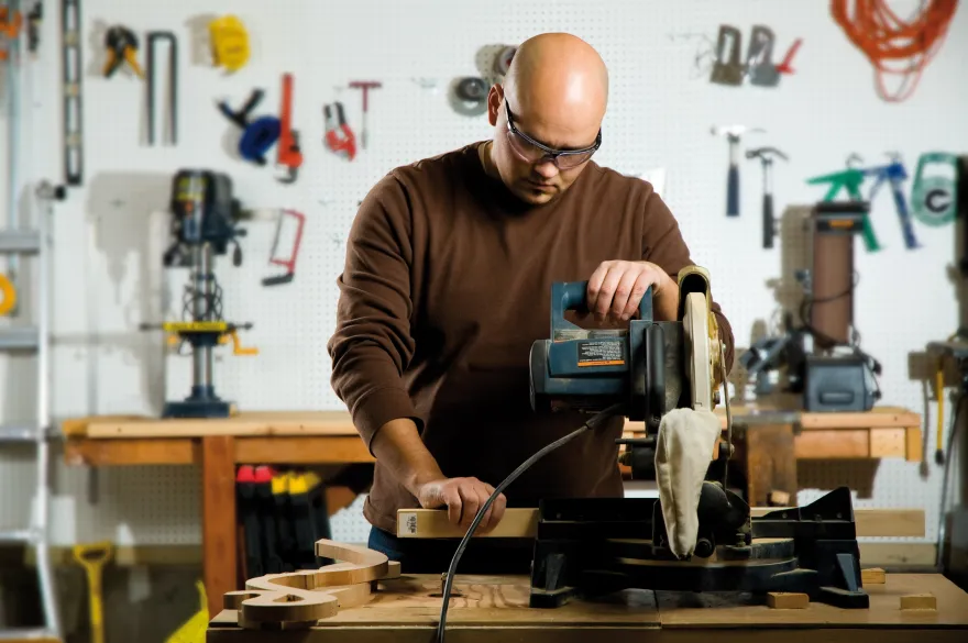 Handwerker an Maschine