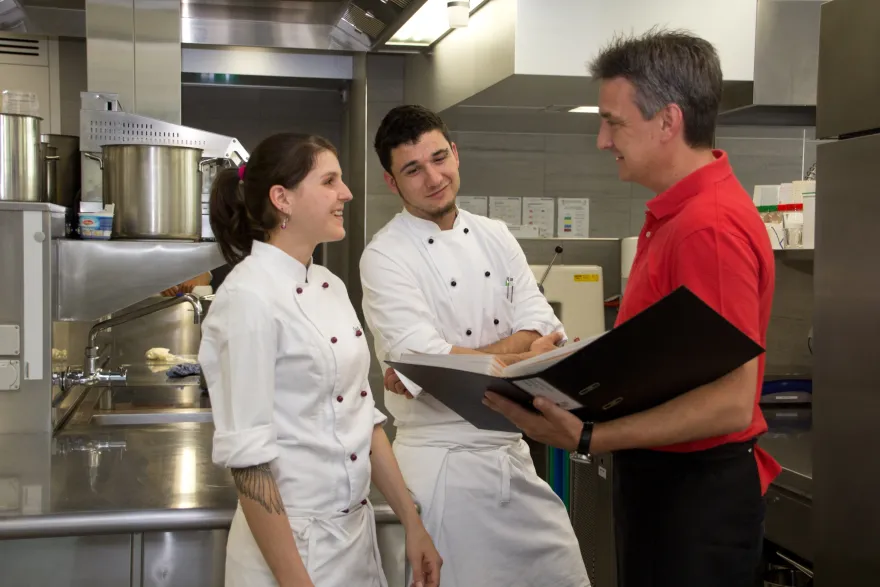 leute_in_Kueche_im_gespraech